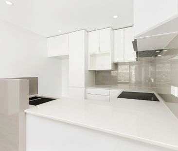 Single level. Private. Convenient. - Photo 1