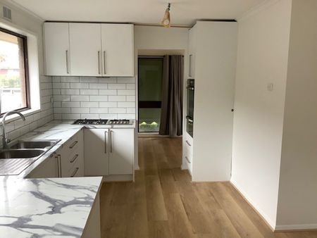 Three Bedroom Renovated House - Photo 5