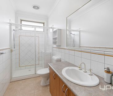 WARM & WELCOMING FAMILY HOME IN A QUIET CAROLINE SPRINGS COURT - Photo 2