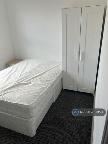 4 bedroom semi-detached house to rent - Photo 5