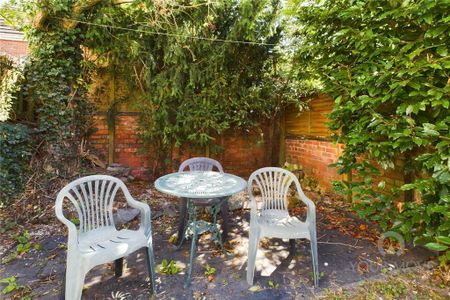 1 bedroom in a house share to rent - Photo 2