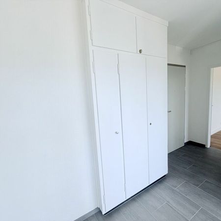 Rénové ! Appartement de 2.0 pièces avec vue dégagée - Photo 3