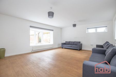 6 bedroom detached bungalow to rent - Photo 3