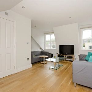 3 bedroom flat in London - Photo 2