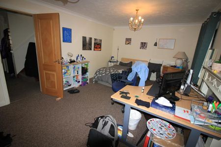 6 bedroom detached house to rent - Photo 5