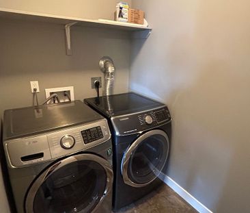 Evergreen - 3 Bedroom/2 Bathroom Upper - 507 Evergreen Blvd - Photo 6