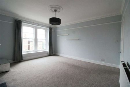 3 bedroom flat to rent - Photo 3