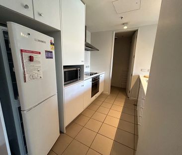 Fully Furnished 1 Bed Apartment and Carpark - Photo 4