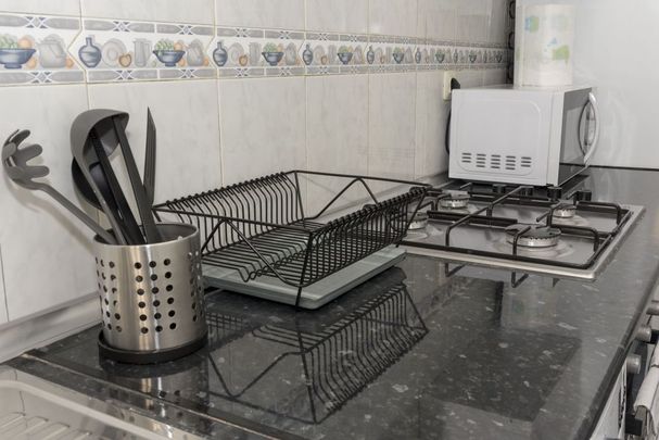 Cozy room in General Lacy Street - Photo 1