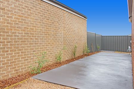 FAMILY HOME CLOSE TO GEELONG RING ROAD - Photo 2