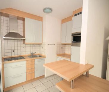 Schicke, helle Wohnung mit Südbalkon, Aufzug und Einbauküche - Photo 2