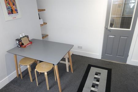 2 bedroom Flat To Let - Photo 3