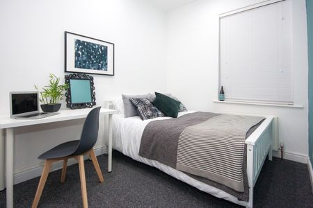 3 Bed Semi-Detached House, Haddon Street, M6 - Photo 4