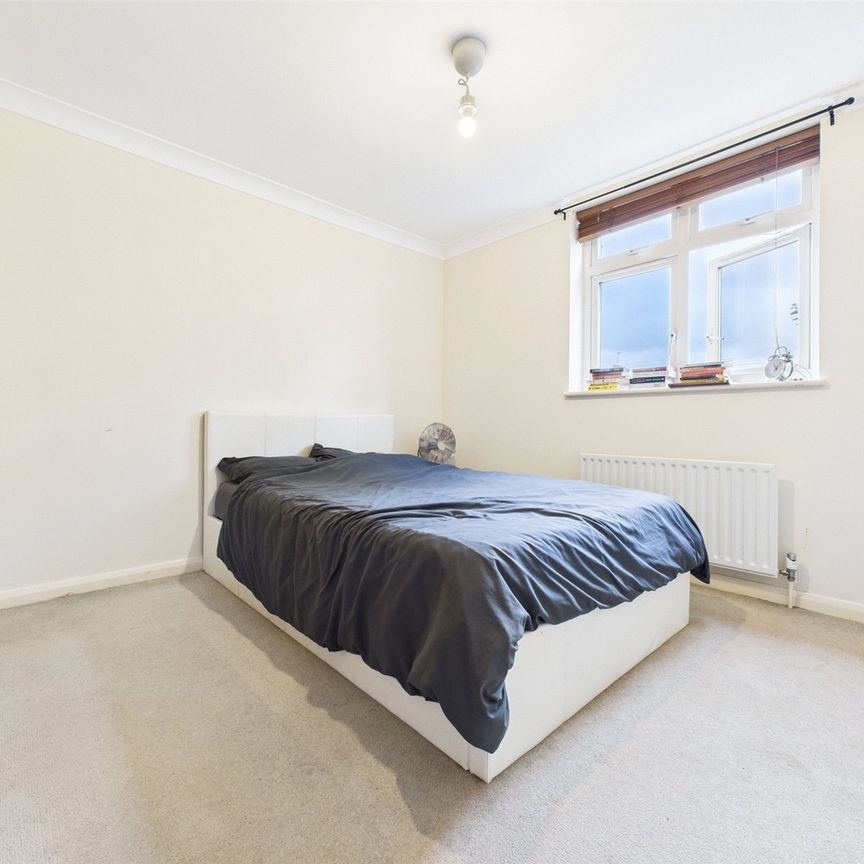 Hanworth Road, Hampton, TW12 - Photo 1