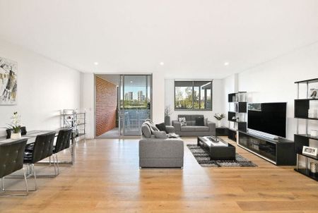 Sophisticated luxurious apartment by the water - Photo 3