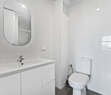 Refurbished Top-Floor Living in the Heart of East Vic Park. - Photo 2