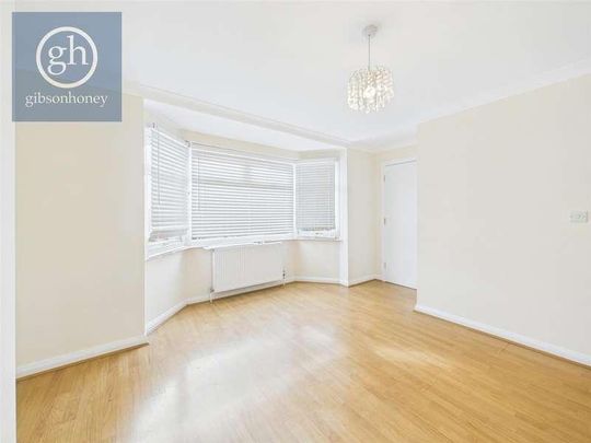 Royal Crescent, Ruislip, HA4 - Photo 1