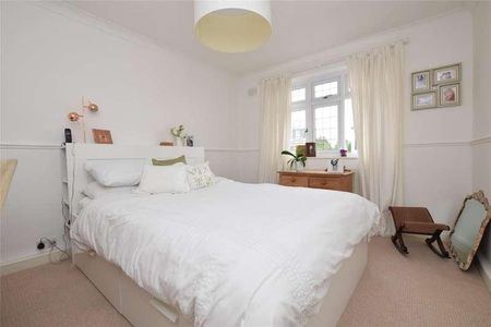 Station Road, Gidea Park, Romford, RM2 - Photo 4