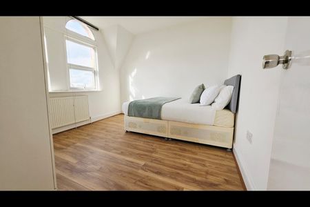2 Bed Flat, Station Road, E7 - Photo 2