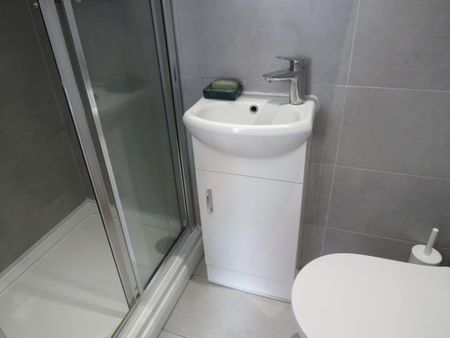 1 bedroom in a house share to rent - Photo 5