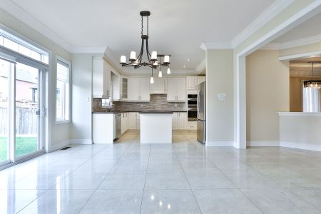 For Lease - 22 Greenforest Grove, Whitchurch-Stouffville, Ontario - Photo 2