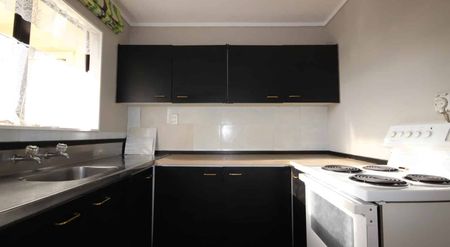 FIVE BEDROOMS - WEST END - Photo 4