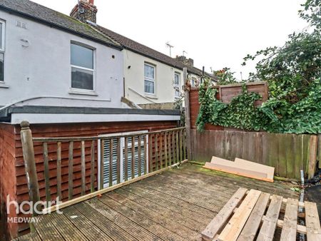 4 bedroom terraced house to rent - Photo 4