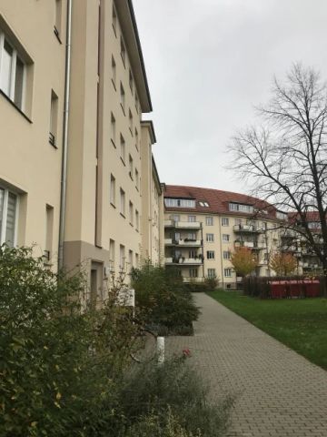 Schön geschnittene Drei-Raum-Wohnung mit EBK und Balkon im denkmalgeschützten Gebäudekomplex - Foto 2