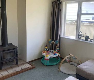 Three bedroom home - West side! - Photo 3