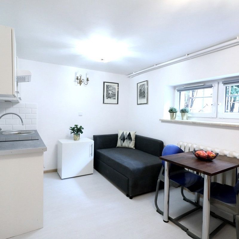 Umeblowana kawalerka w kameralnym budynku-Zacisze - Photo 1