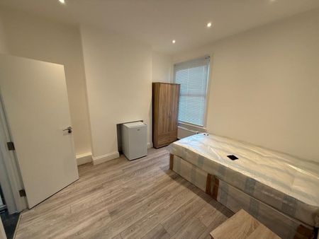 Studio Flat, Sellincourt Road, SW17 - Photo 4