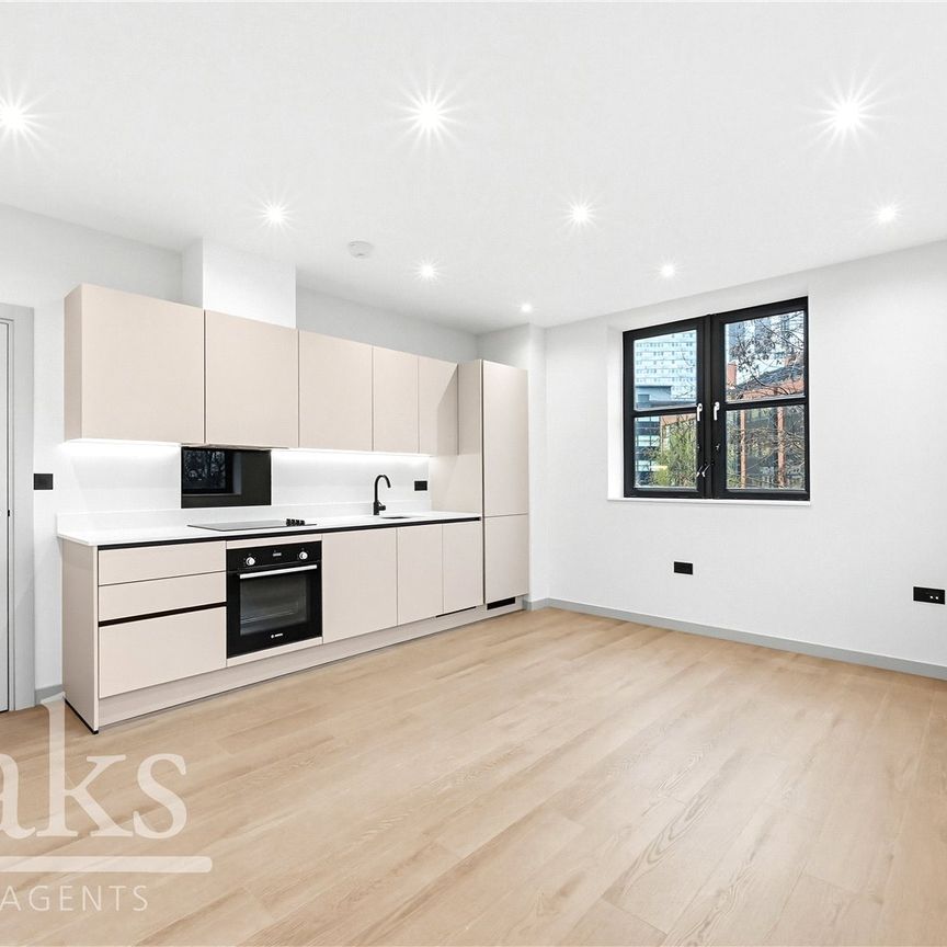 Dingwall Road, East Croydon, Surrey - Photo 1