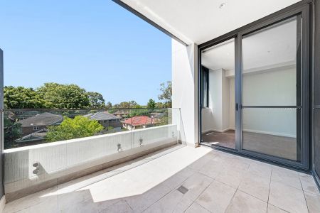 Beautifully Appointed North Facing Apartment in Quiet Location - Photo 3