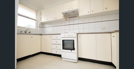 Well-presented 2 bedroom residence located in a small block of 6 - Photo 2