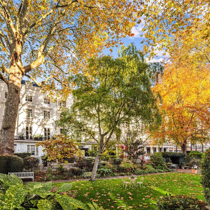 A bright two bedroom apartment on a prime Knightsbridge garden square. *Note: Flat is on the 3rd floor, there is no lift in the building - Photo 1