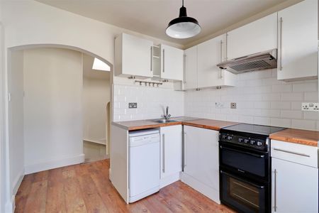 A 1 Bedroom Flat in Hewlett Road GL52 6AD - Photo 3