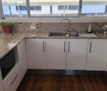 Charming 3-bedroom Home in Mermaid Waters - Photo 3