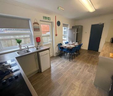 Outstanding house share! - Woodbridge Road Bedroom 7 - Photo 3