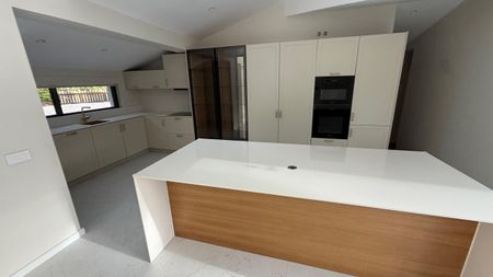 Renovated Contemporary 4 Bedroom Villa in Exclusive Quinta da Marinha, Cascais - Photo 3