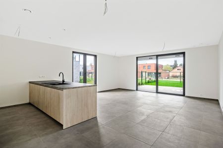 Lichtrijk nieuwbouw gelijkvloers appartement met 2 slpks, tuin en autostaanplaats - Photo 2