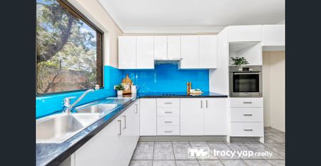 Spacious 2 Bedroom Villa with Private Courtyard in a Premier Location! - Photo 5