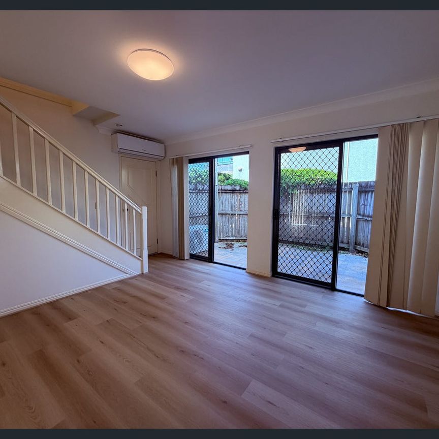 Spacious & Stylish 3-Bedroom Townhouse in Prime Redcliffe Location - Photo 1