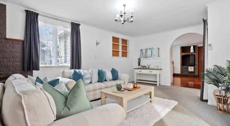 Hop, Skip and A Jump To Roskill Schools! - Photo 2