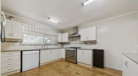 Spacious Family Home in Salisbury Park - Photo 3