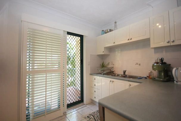 “Spacious two bedroom unit in the heart of Holland Park West!” - Photo 1