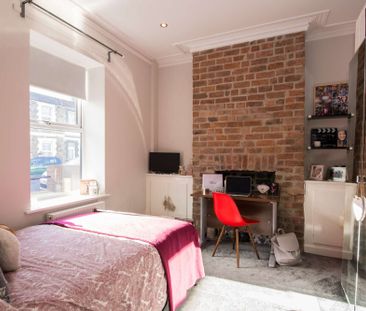 Modern with beautiful original features - Photo 5