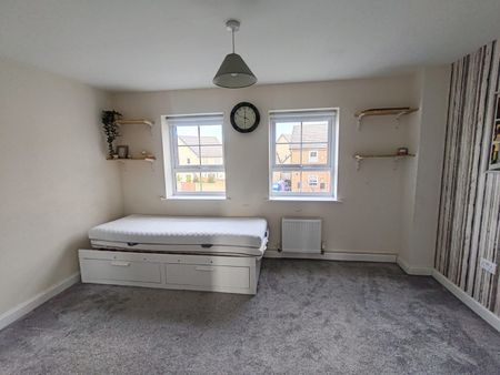 Room in a Shared House, Sgt Mark Stansfield Way, SK14 - Photo 3