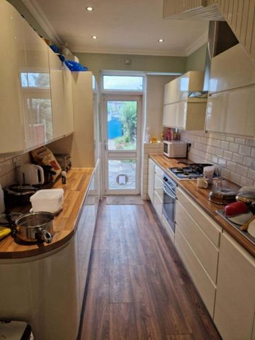 5 bedroom flat share to rent - Photo 4