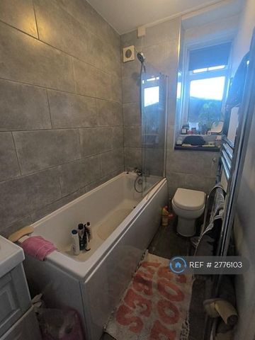 1 bedroom in a flat share to rent - Photo 4