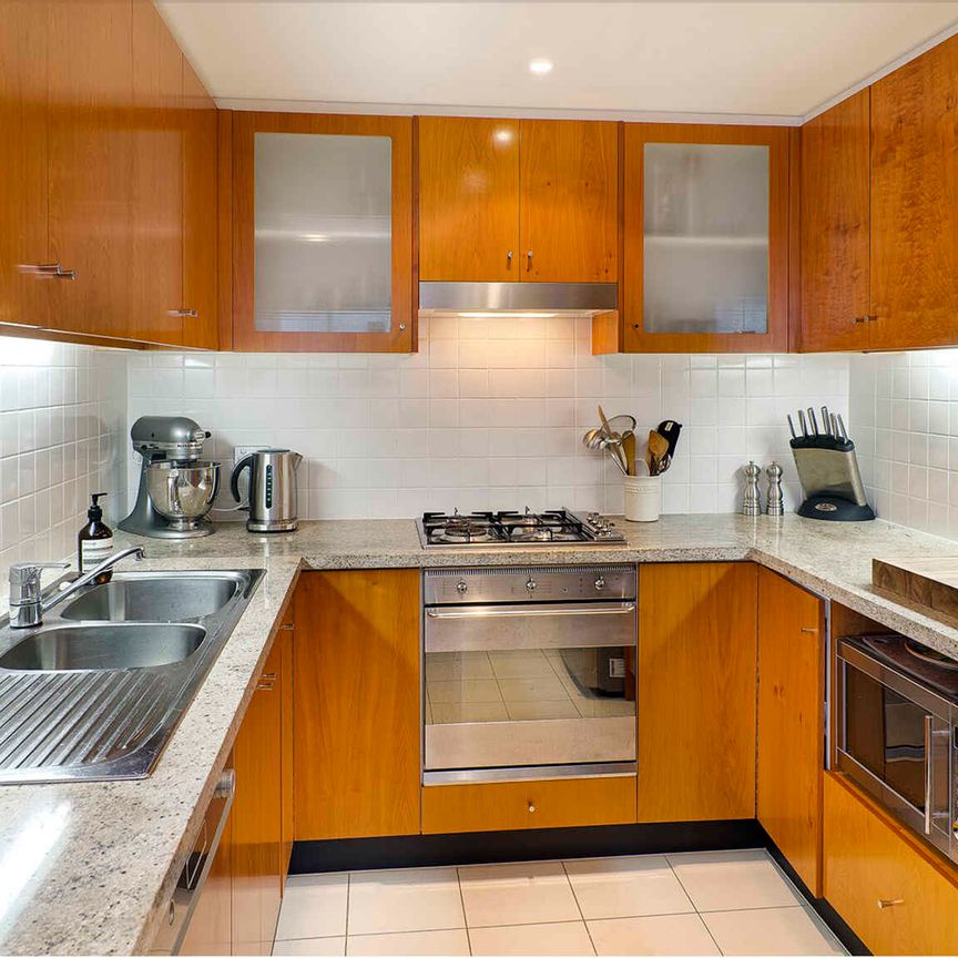 FULLY FURNISHED LUXURY ONE BEDROOM APARTMENT - Photo 1